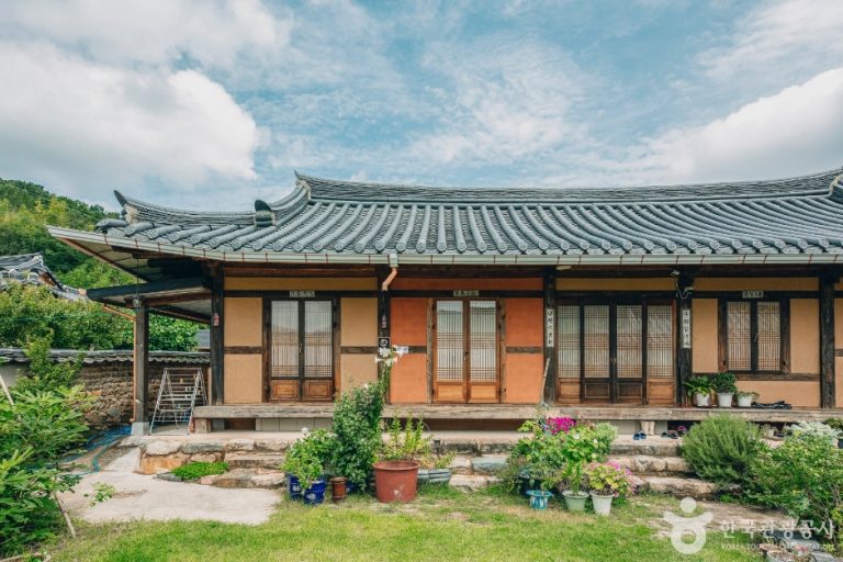 Deokdongdaek House (덕동댁)