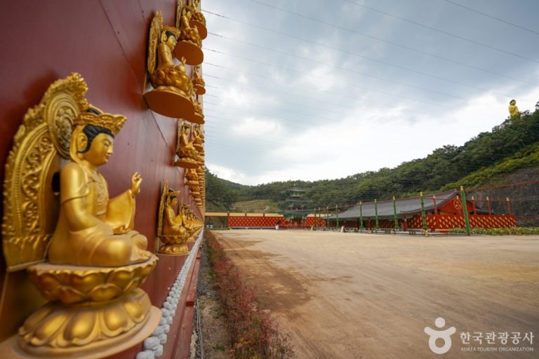 Manbulsa Temple (Yeongcheon) (만불사(영천))