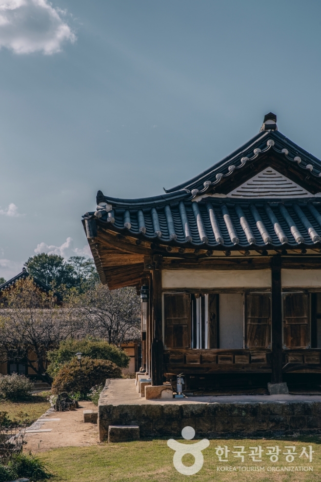 Myeongrjaegotaek (논산 명재고택)