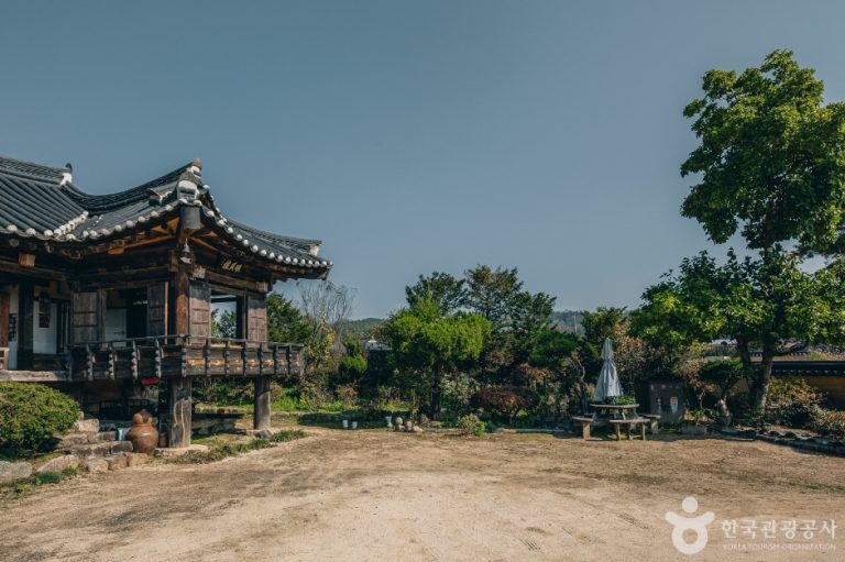 Manhoegotaek (만회고택)