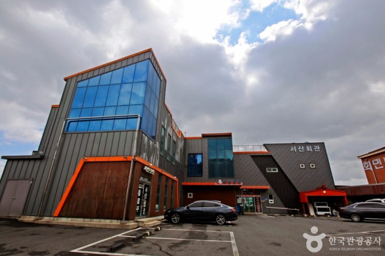 Seosan Hoegwan (서산회관)