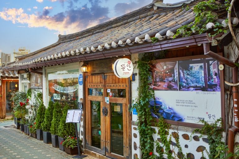 Tteulan Teahouse (뜰안)