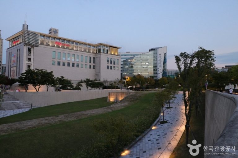 Dongdaemun History & Culture Park (동대문역사문화공원)