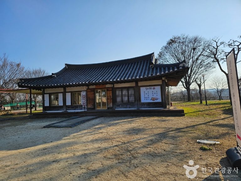 Yeoju Silleuksa Temple (신륵사(여주))