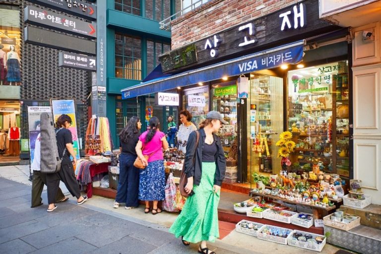 Insadong Cultural Street (인사동 문화의 거리)