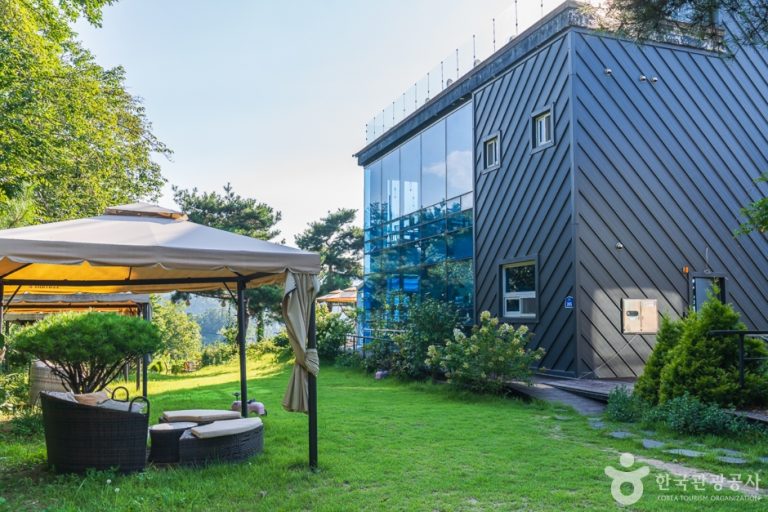 Café Hoban Punggyeong (까페호반풍경)