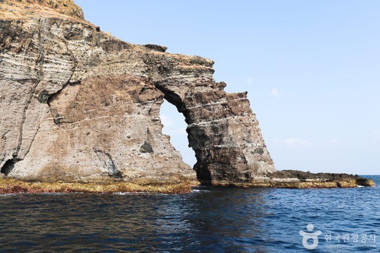 Dongnimmunbawi Rock [Ullengdo & Dokdo National Geopark] (독립문바위 (울릉도, 독도 국가지질공원))