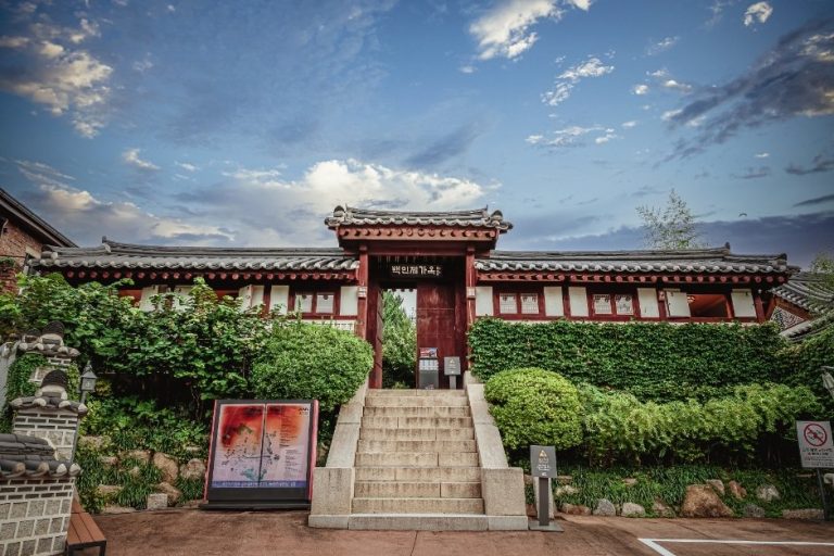 Baek In-je House (백인제가옥)