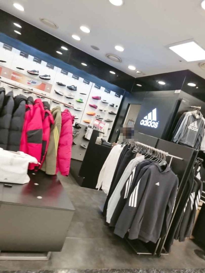 Adidas – Newcore Sanbon Branch [Tax Refund Shop] (아디다스 뉴코아 산본점)