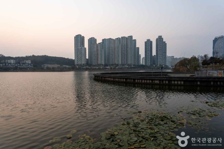 Gwanggyo Lake Park (광교호수공원)