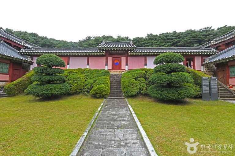 Gangneunghyanggyo Local Confucian School (강릉향교)