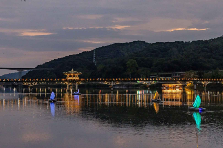 Woryeonggyo Bridge (월영교)