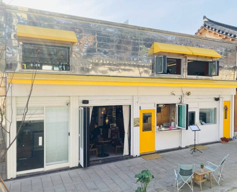 Sulla-gil Yeah Café & Bibi (순라길 예 & 비비)