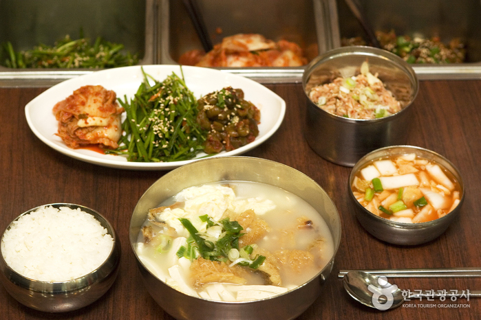 Bugeogukjip (북어국집)