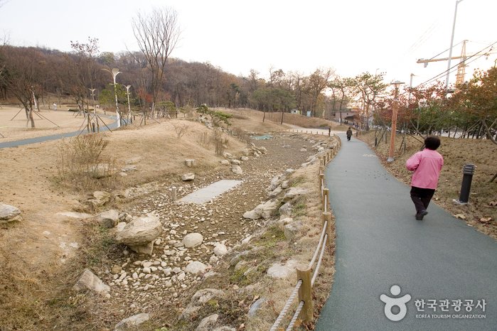 Iljasan Mountain Natural Park (일자산자연공원)