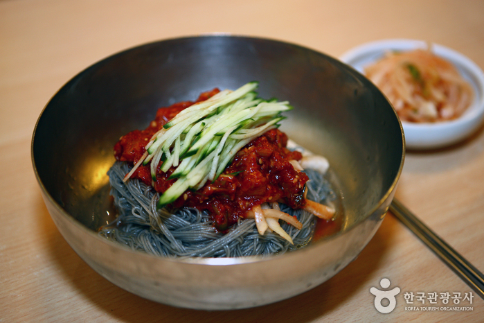 Ojang-dong Hamheung Naengmyeon (오장동 함흥냉면)
