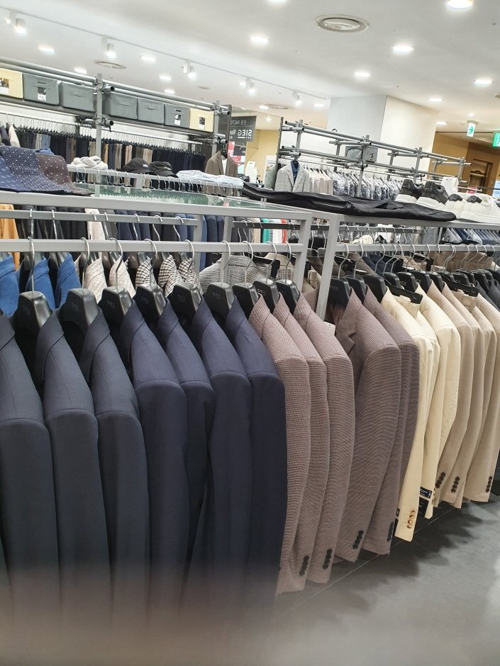 Sieg – Lotte Factory Gasan Branch [Tax Refund Shop] (지이크 롯데팩토리 가산)