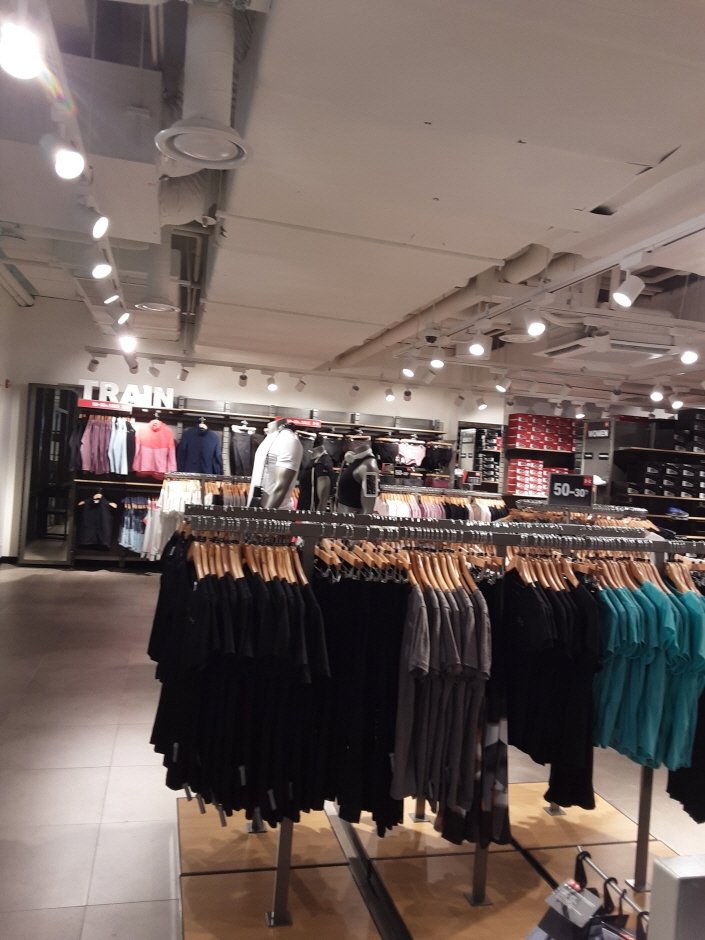 Under Armour Korea – Shinsegae Paju Branch [Tax Refund Shop] (언더아머코리아 신세계파주)