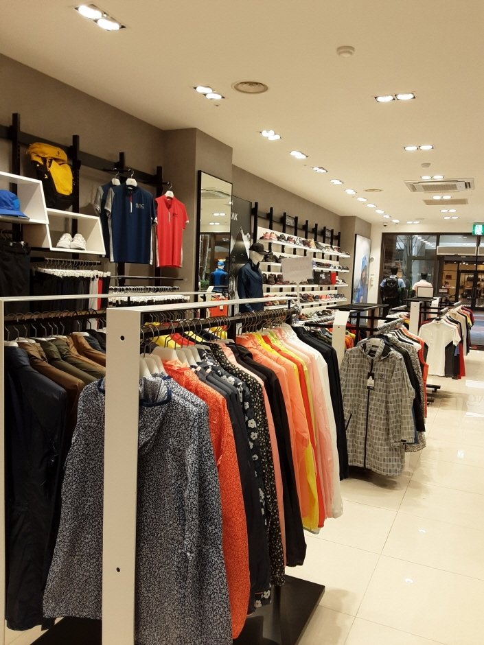 Black Yak – Shinsegae Paju Branch [Tax Refund Shop] (블랙야크 신세계파주)