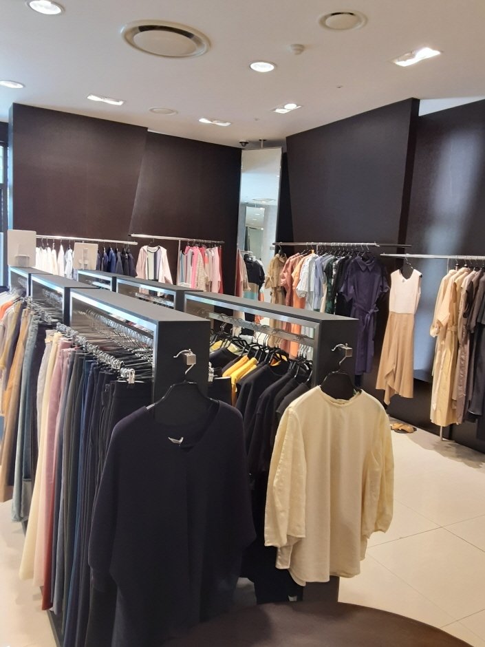 The Handsome System – Shinsegae Paju Branch [Tax Refund Shop] (한섬 시스템 신세계파주)