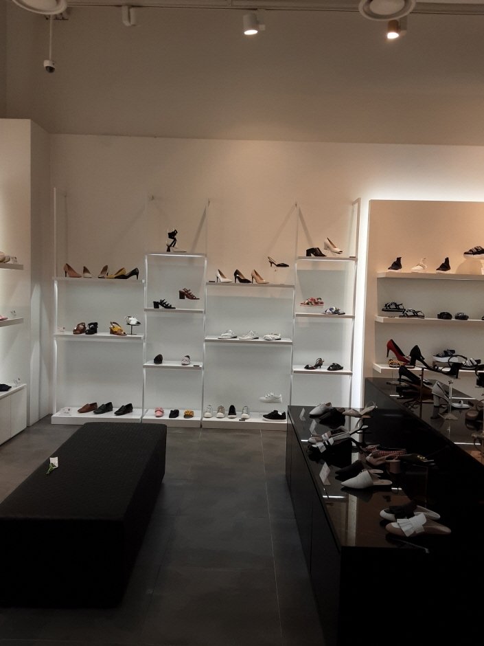 Kolon Suecomma Bonnie – Lotte Paju Branch [Tax Refund Shop] (코오롱 슈콤마보니 롯데파주)