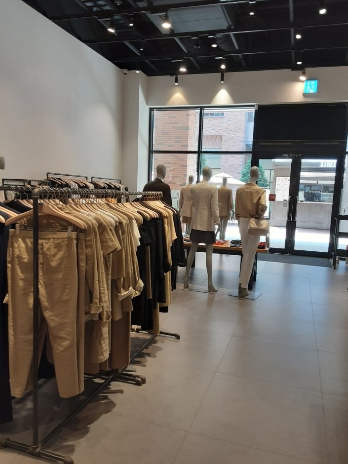 Theory – Lotte Outlets Paju Branch [Tax Refund Shop] (띠어리 롯데아울렛 파주점)