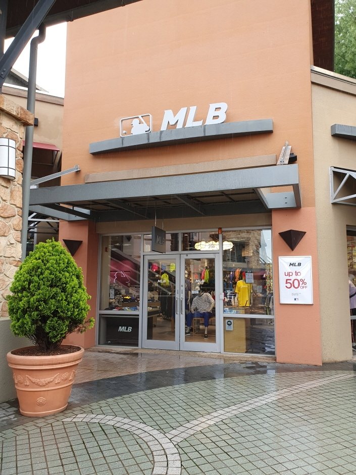 MLB – Shinsegae Yeoju Branch [Tax Refund Shop] (MLB 첼시여주점)