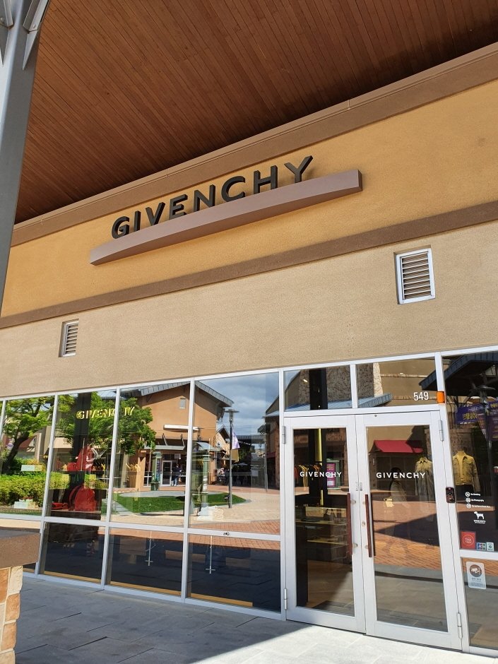 Givenchy – Shinsegae Yeoju Branch [Tax Refund Shop] (지방시 신세계여주)