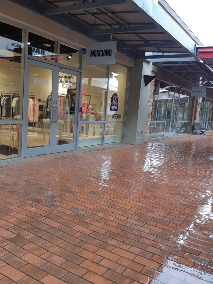 Moschino – Shinsegae Yeoju Branch [Tax Refund Shop] (모스키노코리아 여주)