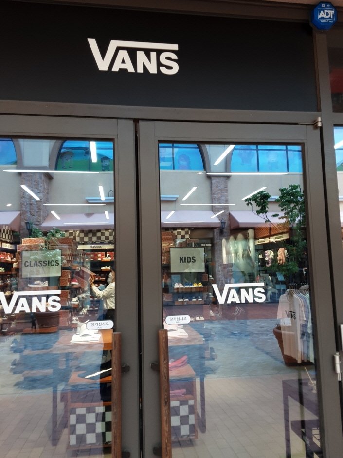 Vans – Lotte Giheung Branch [Tax Refund Shop] (반스 롯데기흥)