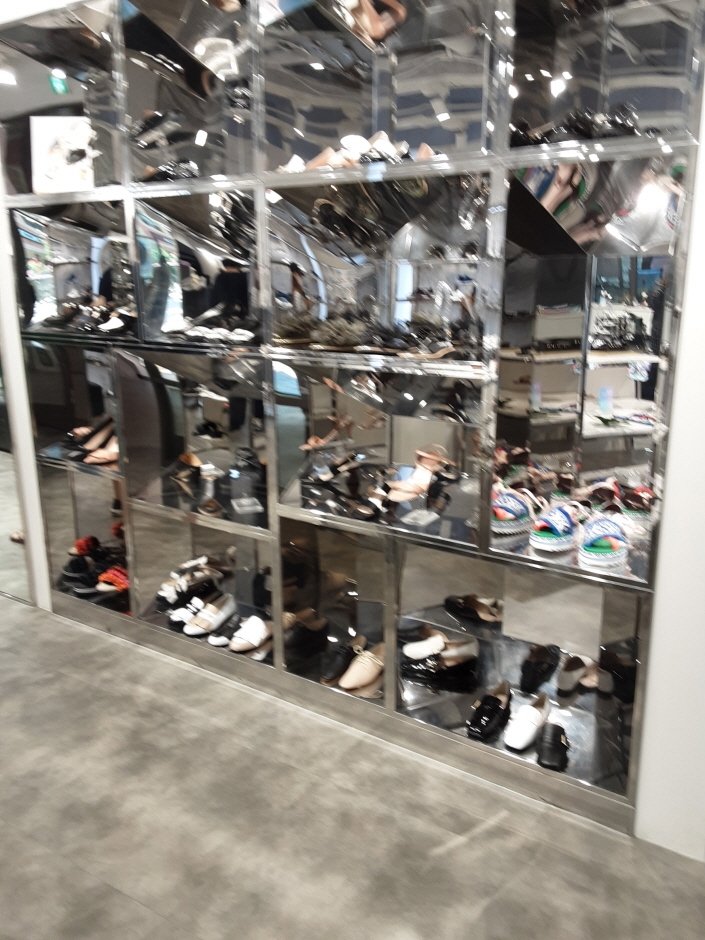 Kolon Suecomma Bonnie – Shinsegae Paju Branch [Tax Refund Shop] (코오롱 슈콤마보니 신세계파주)