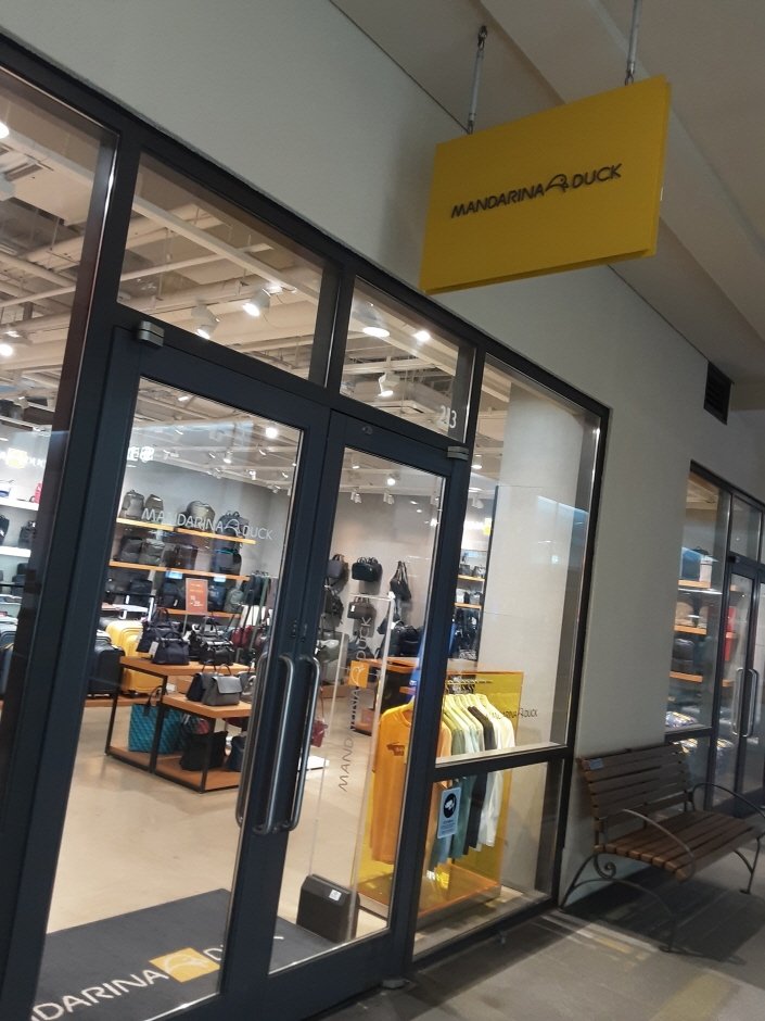 Mandarina Duck – Shinsegae Paju Branch [Tax Refund Shop] (만다리나덕 신세계파주)