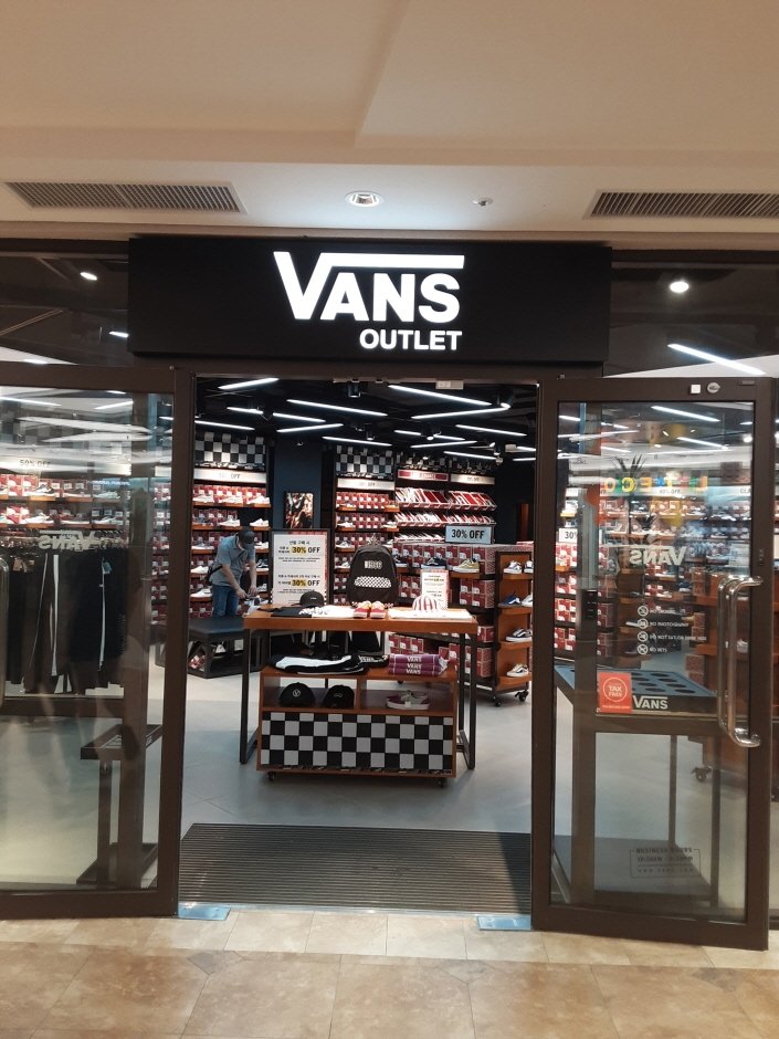 Vans – Shinsegae Paju Branch [Tax Refund Shop] (반스 신세계파주)