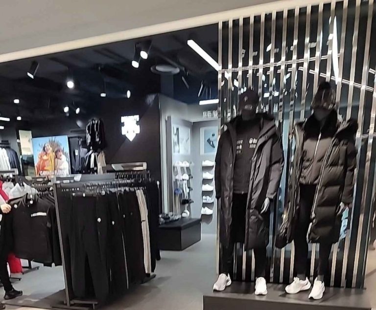 Descente [Tax Refund Shop] (데상트)