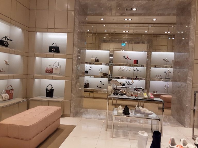 Jimmy Choo – Lotte Avenuel World Tower Branch [Tax Refund Shop] (지미추 롯데 에비뉴엘 월드타워점)