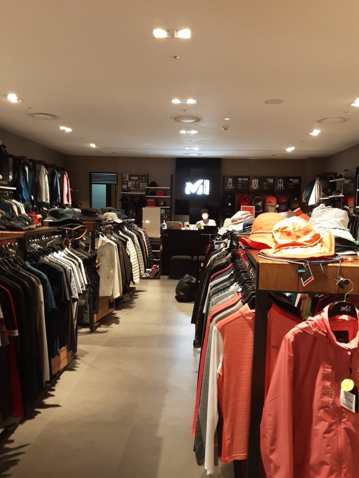 Millet – Hyundai Garden5 Branch [Tax Refund Shop] (밀레 현대가든파이브)
