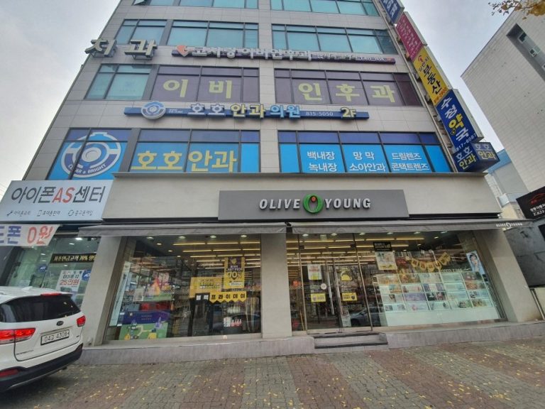 Olive Young – Sindaebangsamgeori Station Branch [Tax Refund Shop] (올리브영 신대방삼거리역)