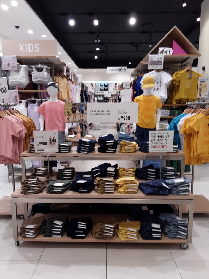 Uniqlo – Hyundai D-CUBE City Branch [Tax Refund Shop] (유니클로 디큐브시티)