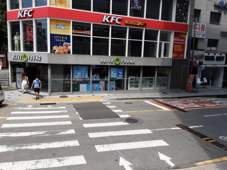 Olive Young – Sinchon Station Branch [Tax Refund Shop] (올리브영 신촌역)