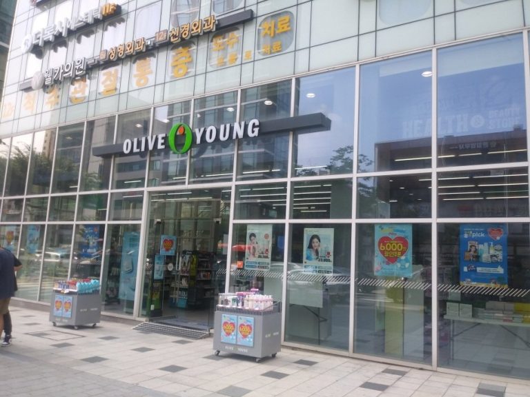 Olive Young – Eonju Station Branch [Tax Refund Shop] (올리브영 언주역)