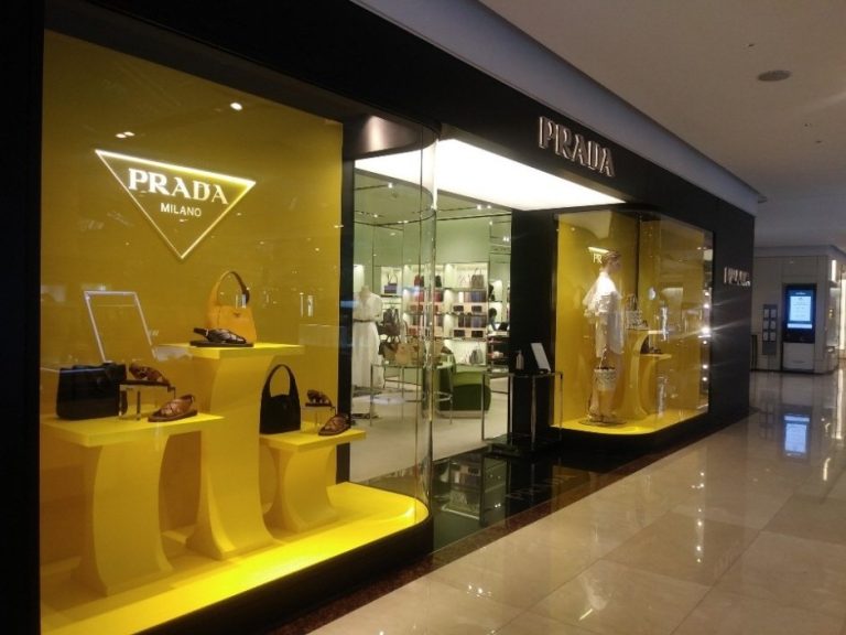 Prada – Hyundai Apgujeong Main Branch [Tax Refund Shop] (프라다 현대 본점)