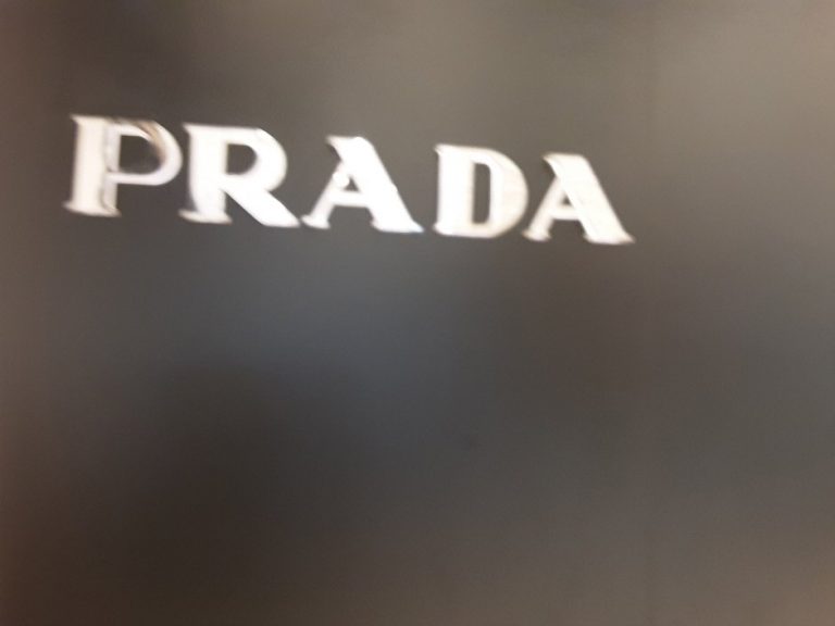 Prada – Hyundai Sinchon Branch [Tax Refund Shop] (프라다 현대 신촌점)