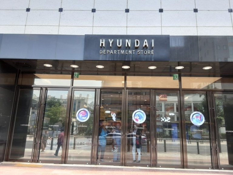 Hyundai Department Store – Sinchon Branch [Tax Refund Shop] (현대백화점 신촌점)