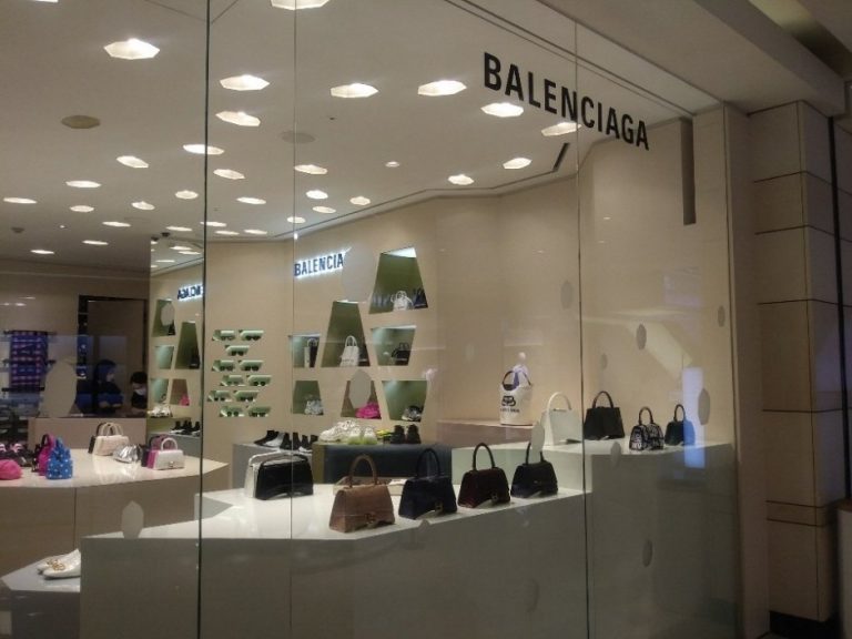 Balenciaga – Hyundai Apgujeong Main Branch [Tax Refund Shop] (발렌시아가 현대 본점)