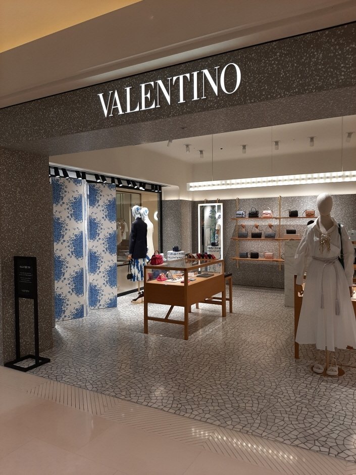 Valentino – Shinsegae Gangnam Branch [Tax Refund Shop] (발렌티노 신세계 강남점)