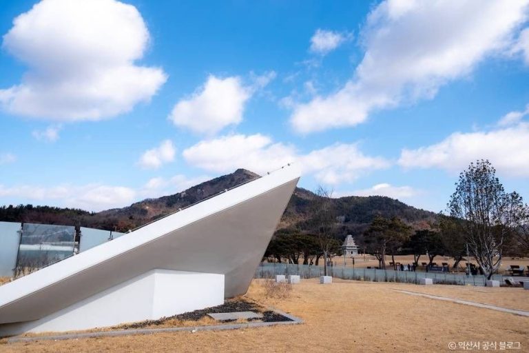 Iksan National Museum (국립익산박물관)