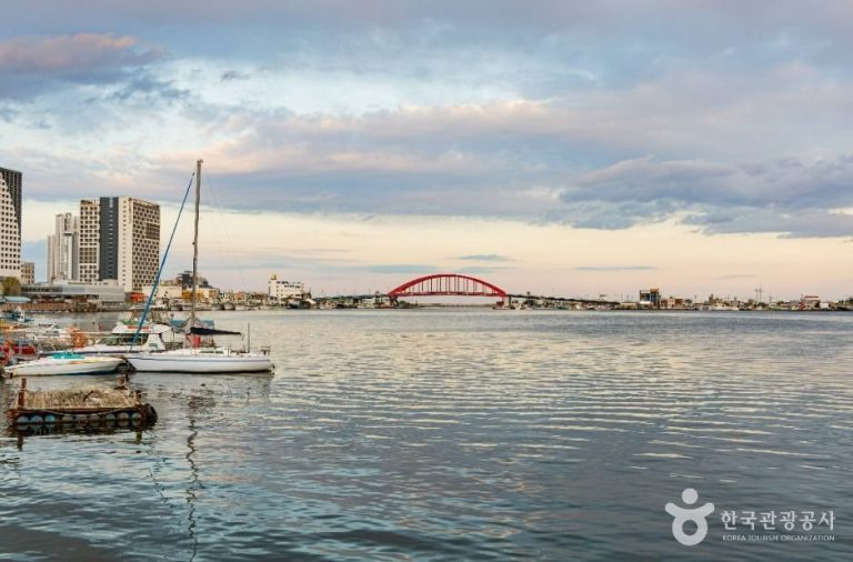 Cheongchoho Lake (청초호)