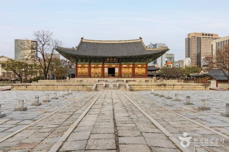 Deoksugung Palace (덕수궁)