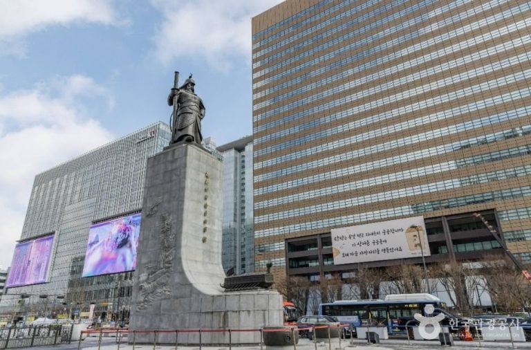Gwanghwamun Plaza (광화문 광장)
