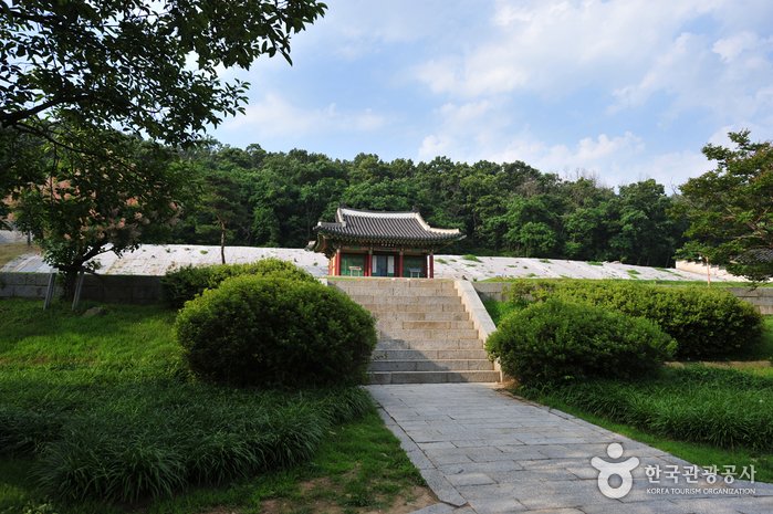 Goryeogung Palace Site (고려궁지)
